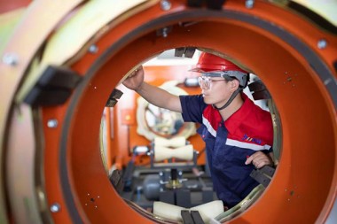 Verdsettelse av de prisbelønte verkene til den femte fotografiutstillingen "China Plastic Machine Style".